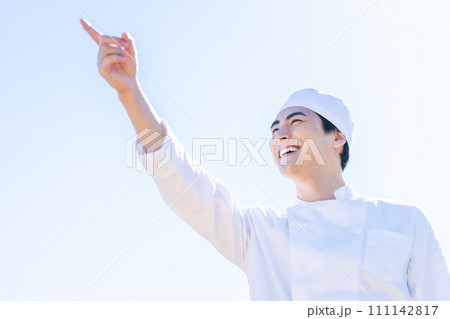 未来志向の食品工場で働く若い男性 未来志向の食品工場で働く若い男性 111142817