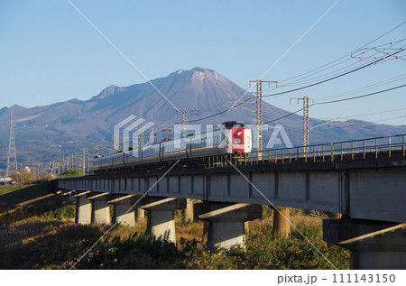 大山を背景に日野川の長い鉄道橋梁を駆け抜ける標準ゆったりやくも色の381系特急やくも号 111143150