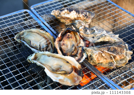 バーベキューで牡蠣を焼く バーベキューで牡蠣を焼く 111143308
