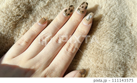 大人可愛いおしゃれなネイルデザイン 111143575