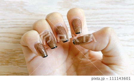 ラメラインの大人可愛いネイルデザイン 111143601