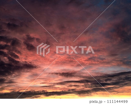 夕日に染まる雲 111144499