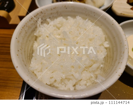 茶碗に盛られたごはん 111144714