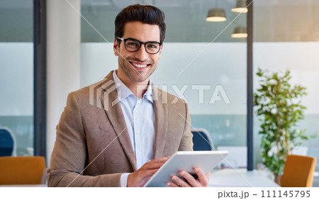 タブレットを持つ欧米のビジネスマン、ポートレート 111145795