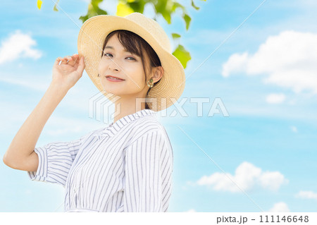 麦わら帽子をかぶった女性 麦わら帽子をかぶった女性 111146648