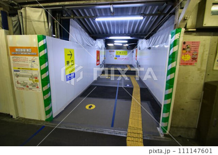 進む準備段階… 高架化に向け役目を終える『春日部駅・東口1F連絡通路』 進む準備段階… 高架化に向け役目を終える『春日部駅・東口1F連絡通路』 111147601