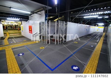 進む準備段階… 高架化に向け役目を終える『春日部駅・東口1F連絡通路』 111147602