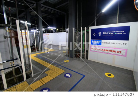進む準備段階… 高架化に向け役目を終える『春日部駅・東口1F連絡通路』 111147607