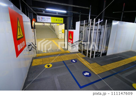 進む準備段階… 高架化に向け役目を終える『春日部駅・東口1F連絡通路』 111147609