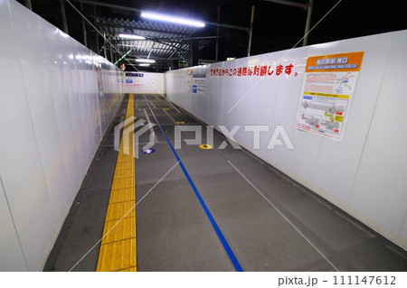 進む準備段階… 高架化に向け役目を終える『春日部駅・東口1F連絡通路』 111147612