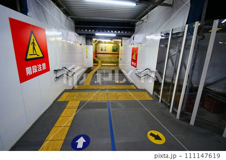 進む準備段階… 高架化に向け役目を終える『春日部駅・東口1F連絡通路』 進む準備段階… 高架化に向け役目を終える『春日部駅・東口1F連絡通路』 111147619