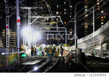 深夜の激闘!!『開かずの踏切』解消へ… 高架化工事に伴う線路切替の夜間工事 深夜の激闘!!『開かずの踏切』解消へ… 高架化工事に伴う線路切替の夜間工事 111147675