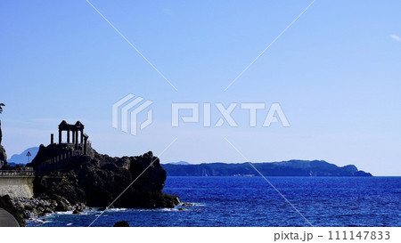伊豆諸島の新島新道から見た鳥ヶ島と湯の浜露天温泉 伊豆諸島の新島新道から見た鳥ヶ島と湯の浜露天温泉 111147833