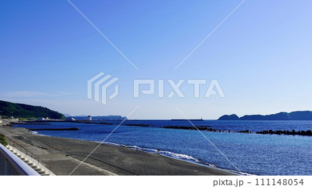 伊豆諸島新島の新島新道から見た前浜海岸 伊豆諸島新島の新島新道から見た前浜海岸 111148054