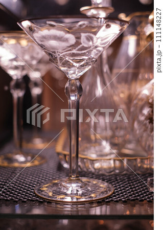 デザイン性に富んだアンテークなワイングラス デザイン性に富んだアンテークなワイングラス 111148227