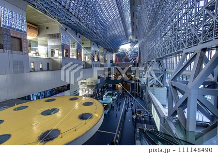 京都府、京都駅の中央コンコース 111148490
