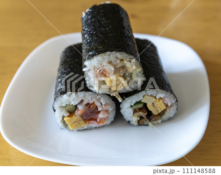 お皿に盛られた恵方巻き 111148588