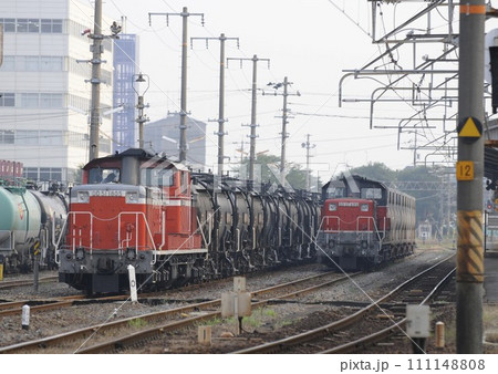 四日市駅で発車をまつ貨物列車 111148808