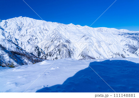 【雪山素材】冬の小遠見山から見た風景【長野県】 111148881