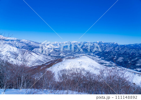 【雪山素材】冬の小遠見山から見た風景【長野県】 111148892