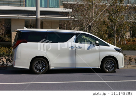 白いミニバン 111148898