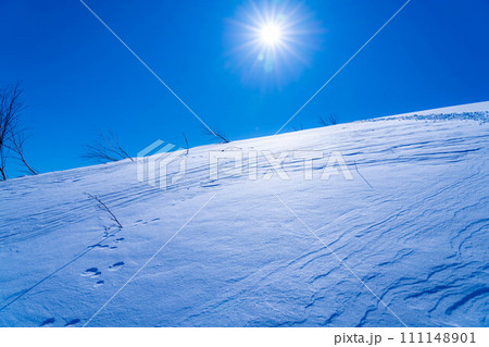 【雪山素材】冬の小遠見山から見た風景【長野県】 111148901