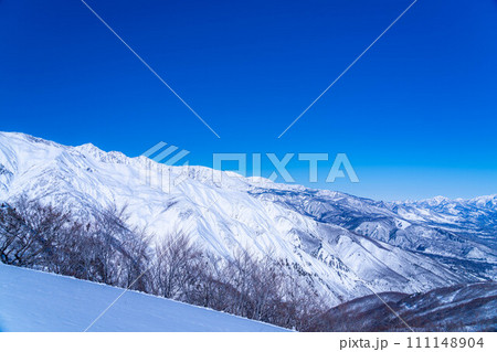 【雪山素材】冬の小遠見山から見た風景【長野県】 111148904