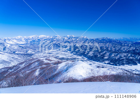 【雪山素材】冬の小遠見山から見た風景【長野県】 111148906