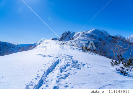 【雪山素材】冬の小遠見山から見た風景【長野県】 111148913
