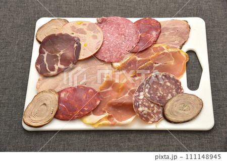 ハム、ソーセージ、サラミの種類たくさん 111148945