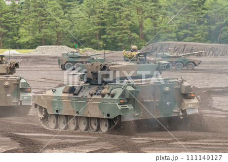 陸上自衛隊89式装甲戦闘車の隊列 111149127