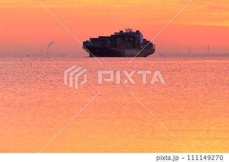 入港するコンテナ船 111149270