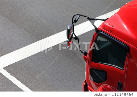 停止線と自動車 111149464