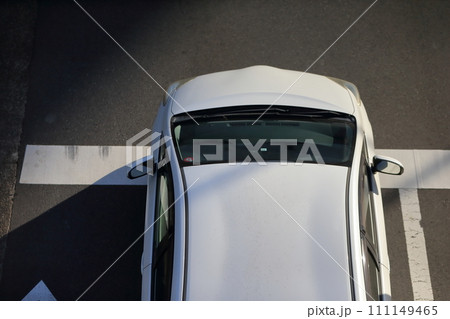 停止線と自動車 111149465
