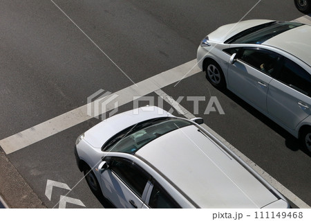 停止線と自動車 111149468