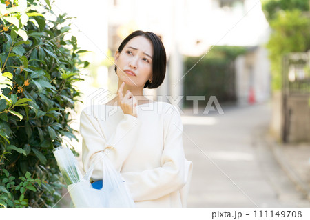 買い物から帰る主婦の困った表情 111149708