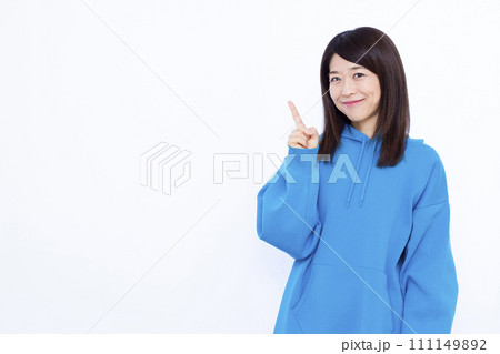 指差しをしているパーカーを着た40代の女性 111149892