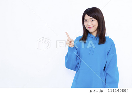 指差しをしているパーカーを着た40代の女性 指差しをしているパーカーを着た40代の女性 111149894