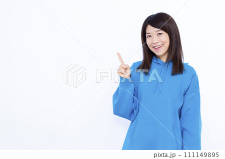 指差しをしているパーカーを着た40代の女性 指差しをしているパーカーを着た40代の女性 111149895