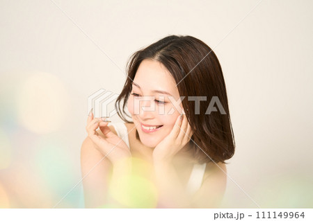 女性　ビューティーイメージ　前ボケ 111149964