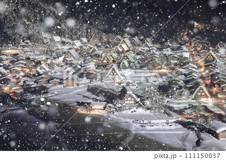 冬の白川郷のライトアップ 111150037