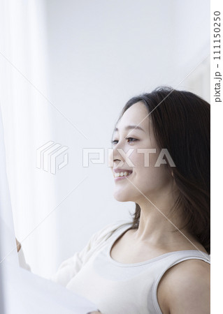 窓辺に立つ女性、ビューティーイメージ 111150250
