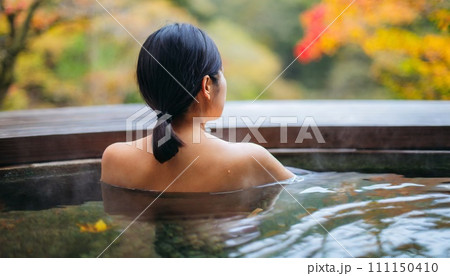 紅葉が美しい温泉に浸かっている日本人女性の後ろ姿9 AI生成画像 紅葉が美しい温泉に浸かっている日本人女性の後ろ姿9 AI生成画像 111150410