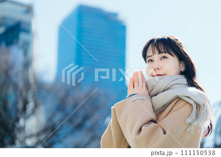 待ち合わせをするミドル女性。 待ち合わせをするミドル女性。 111150538