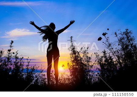 早朝の空を仰ぐ女性 早朝の空を仰ぐ女性 111150550