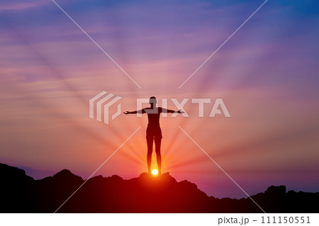 早朝の空を仰ぐ女性 早朝の空を仰ぐ女性 111150551