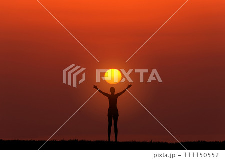 早朝の空を仰ぐ女性 111150552