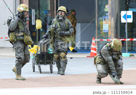 市民参加型のNBCテロ対策訓練・陸自の特殊武器防護隊による汚染物質検知の展示 111150914
