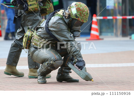 市民参加型のNBCテロ対策訓練・陸自の特殊武器防護隊による汚染物質検知の展示 111150916