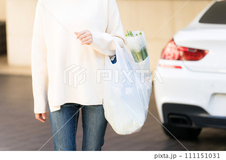 スーパーで買い物をした女性のパーツカット 111151031